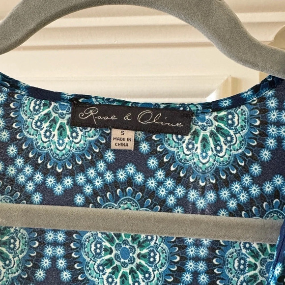 Rose & Olive Blue design w/A-Line Sleeveless
Design Women's Blouse Size Small - Picture 3 of 5